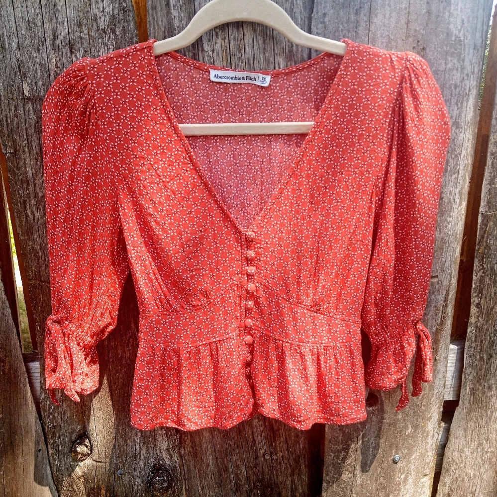 Abercrombie & Fitch women's size xs button up blouse w/ flare half sleeves!